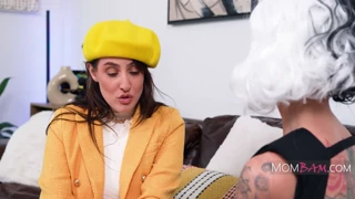 ¡Guau, Charlie Valentine seduce a Aubree Valentine en MILF lesbiana tijeras calientes!