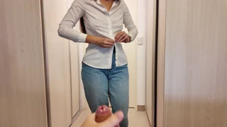 Hei, uită-te la asta! Mama vitregă îl face să ejaculeze repede în chiloți înainte de muncă