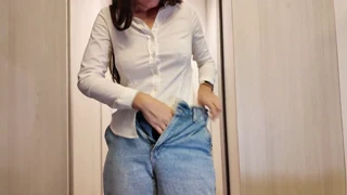Hej, gledaj ovo! Maćeha ga natera da brzo svrši u gaćicama pre posla