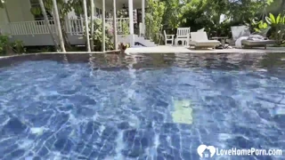 Момичето плува, после хваща кура ми край басейна