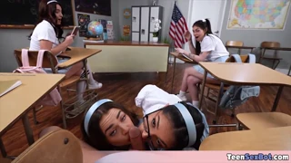 Empat gadis mungil 18+ praktek hisap kontol guru seks di kelas