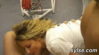 MILFer og 18+ tenåringer deler gal offentlig orgie med sædskudd