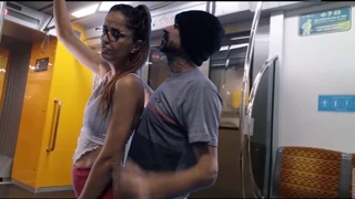 Dans train bondé, jeune 18+ victime de pelotage et sexe public intense