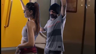ഒരു കൂട്ടം നിറഞ്ഞ ട്രെയിനിൽ, ഒരു യുവതി 18+ അനുവദനീയമല്ലാത്ത ഗ്രോപ്പിംഗും ഇൻറെൻസ് പബ്ലിക് ഫക്കിംഗും നേരിടുന്നു