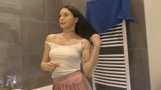 Gadis Brunet Tanpa Bra Pamerkan Kaki dan Pantat Mengagumkan Rok Mini Pink di Toilet