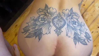 Benieuwd Hoe Een Getatoeëerde Dunne Dame Het Diep Neemt?