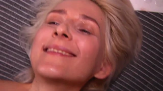 Blond amatérka holka se nechá šukat po TV natáčení