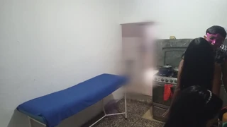 Hé, raad eens wat mijn beste vriendin deed terwijl ik kookte? Ze liet de buurman haar verleiden