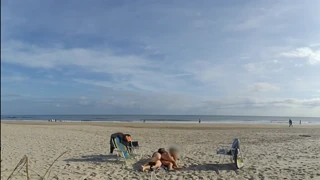 Encuentro Sorprendente en Playa Pública: Lo Último Esperado Acostada