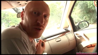Котимося вулицею з дикою груповою дією в автобусі. Дві вогненні брюнетки з'єднуються з аматорськими хлопцями публічно!