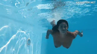 Venezolaanse Schoonheid Yorgelis Carrillo's Naaktzwem Thrill En Verleidelijke Poolkant Display Met Haar Sappige Lichaam