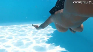 Kecantikan Venezuela Yorgelis Carrillo Berenang Bugil Seronok dan Paparan Poolside Menggoda Dengan Badan Juicy