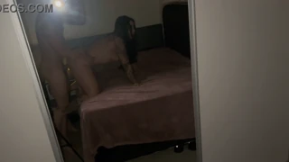 既婚女性が旧友と激しい不倫セックスに溺れる