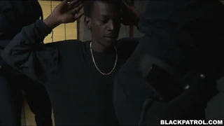 Grosse bite noire répond à l'appel urgent de la policière