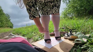 BBW boginja nudi footjob fetish na prostem v trgovini z umazanimi čevlji
