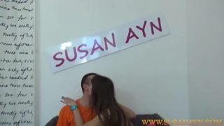 キャスティングカウチでのハードなアナルパウンディング、エロい動画！😈