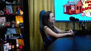 Belinha kryper på podcastbord, visar kurvor medan Ruan dyker in för full erfarenhet!