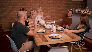 Teaser: Jantar de Charlie Forde Vira Surpresa Selvagem em Grupo
