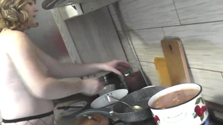 MILF Seksi Frina Memasak Telanjang di Dapur Erotis, Menggoda dengan Payudara Alami Besar dan Seragam Medis