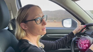 شقراء ناضجة في ملابس داخلية تساعد في النقل الكبير بإغراء