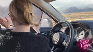 شقراء ناضجة في ملابس داخلية تساعد في النقل الكبير بإغراء