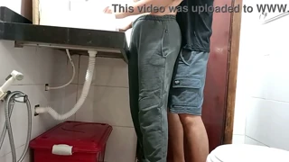 criada atrapada en baño durante encuentro apasionado