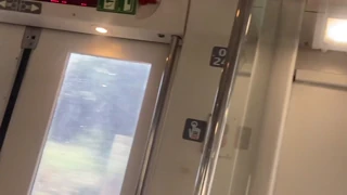 Amateur-MILF gibt intensiven Handjob und Cumshot in öffentlicher Bahn. Ihre Fähigkeiten glänzen in diesem wagemutigen Outdoor-Abenteuer