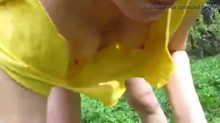 Erika tunjuk toket besar telanjang outdoor taman exibisionis