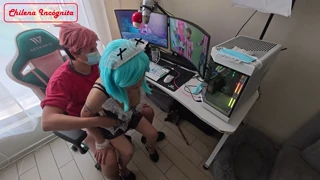 Meisje in dienstbode cosplay gehoorzaamt baaszoon en eet zaad in wilde trailer