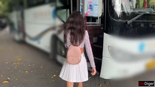 Chỉ vô tình phô bày cậu bé trên xe buýt đông đúc. Người lạ giúp tôi kết thúc bằng tay cô ấy!