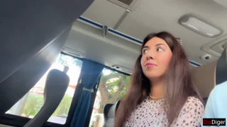 Sadece kalabalık otobüste sikimi sergiliyorum. Bir yabancı eliyle bitiriyor!