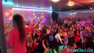 Horni amateri divljaju s nestrpljivim rukama u vrućoj sesiji