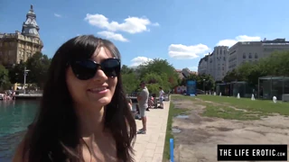 Fată micuță 18+ aproape prinsă masturbându-se în public pe Roata