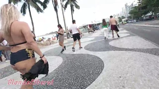 Blond latina hotwife i mini shorts på Copacabana vender alle hoveder