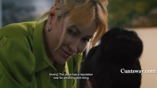 Мощна MILF доминира лесбийска офис игра, наемайки жени и карачки да носят анални плъги по време на работа
