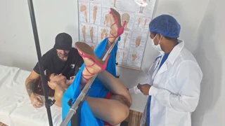 "Inseminována nadaným doktorem za zády cuckold manžela"