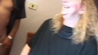 המילף המתלהבת משחקת עם זין וצעצועים בכוסה