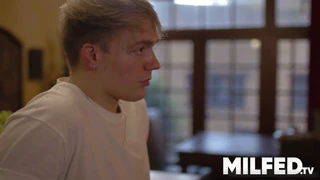 Dús keblű MILF csábítja fiatal studot a MILFED-ben