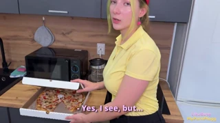 Suggestive rough pizza delivery fuck pays off her tip shortfall with huge ass riding
