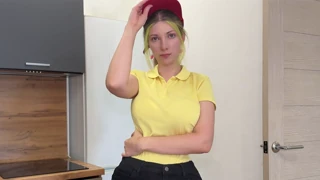 Suggestive rough pizza delivery fuck pays off her tip shortfall with huge ass riding