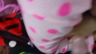 Ich bedecke ihr Gesicht mit Sperma, während sie draußen in Pyjamas schläft