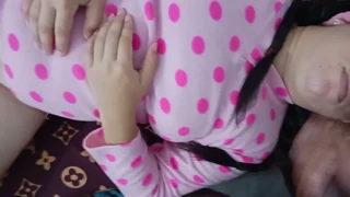 Peitän hänen kasvonsa kuminalla kun hän nukkuu ulkona pyjamassa