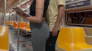 Spermă pe față fetei tinere în metroul din New York!