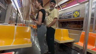 Stříkání spermií na mladou studentku v newyorském metru!