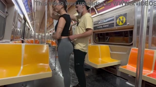 Wytryski spermy na studentkę w metrze Nowego Jorku!