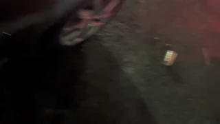 Kundi la marafiki hukusanyika kwa kukaa pamoja mbele ya watu, wakishiriki kicheko bila wasiwasi