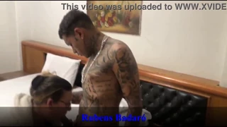 לטינה MILF רואה זין ענק במקלחת ונכנעת לתשוקה לוהטת