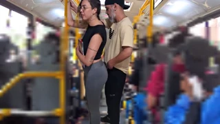 Estudiante puta enseña leggings en bus y recibe facial público de maduro