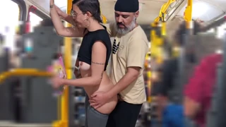 Libog na estudyante nagflash ng leggings sa bus tapos public cumshot mula mature lalaki