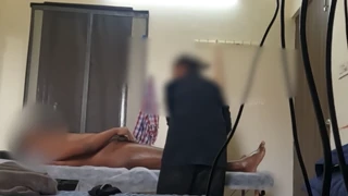 Thajská masérka konečně ručně obslouží můj tvrdý čurák